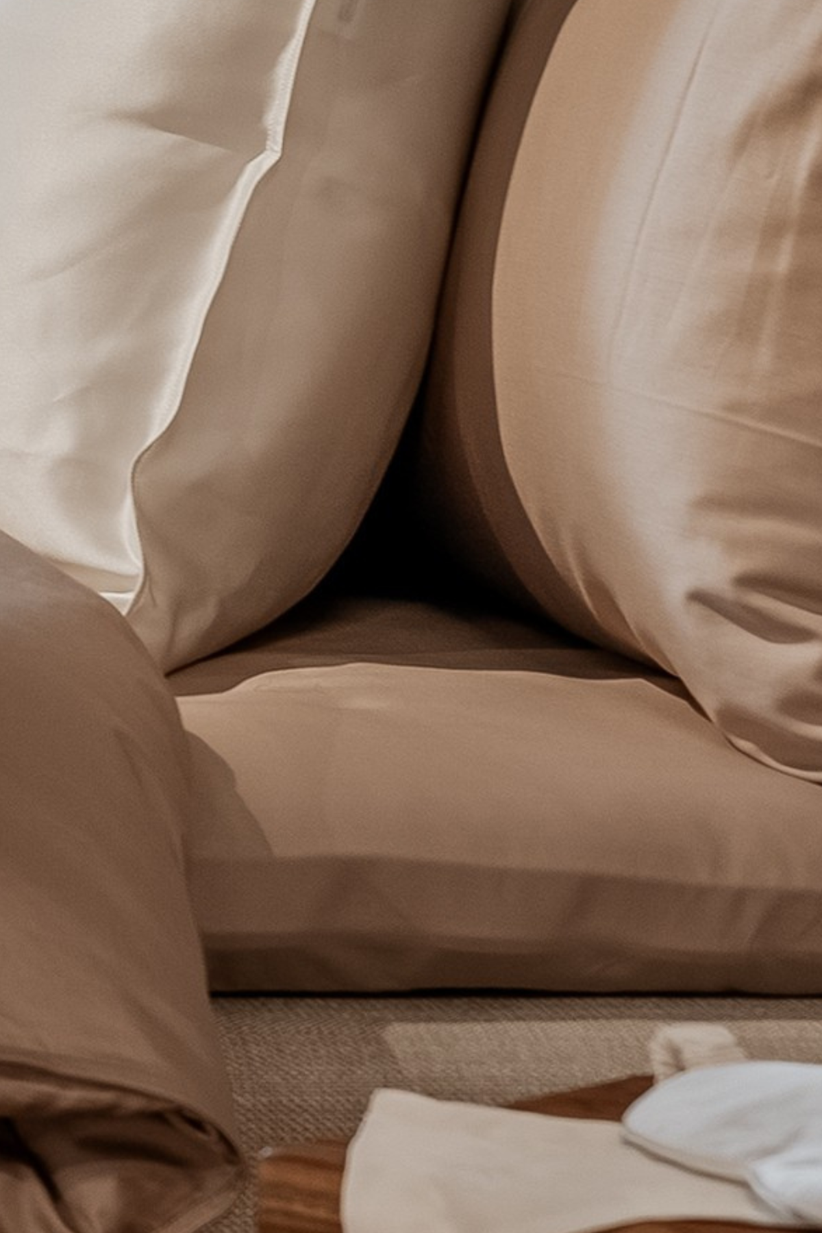Lakan i taupe, ekologisk bomullssatin – detaljbild