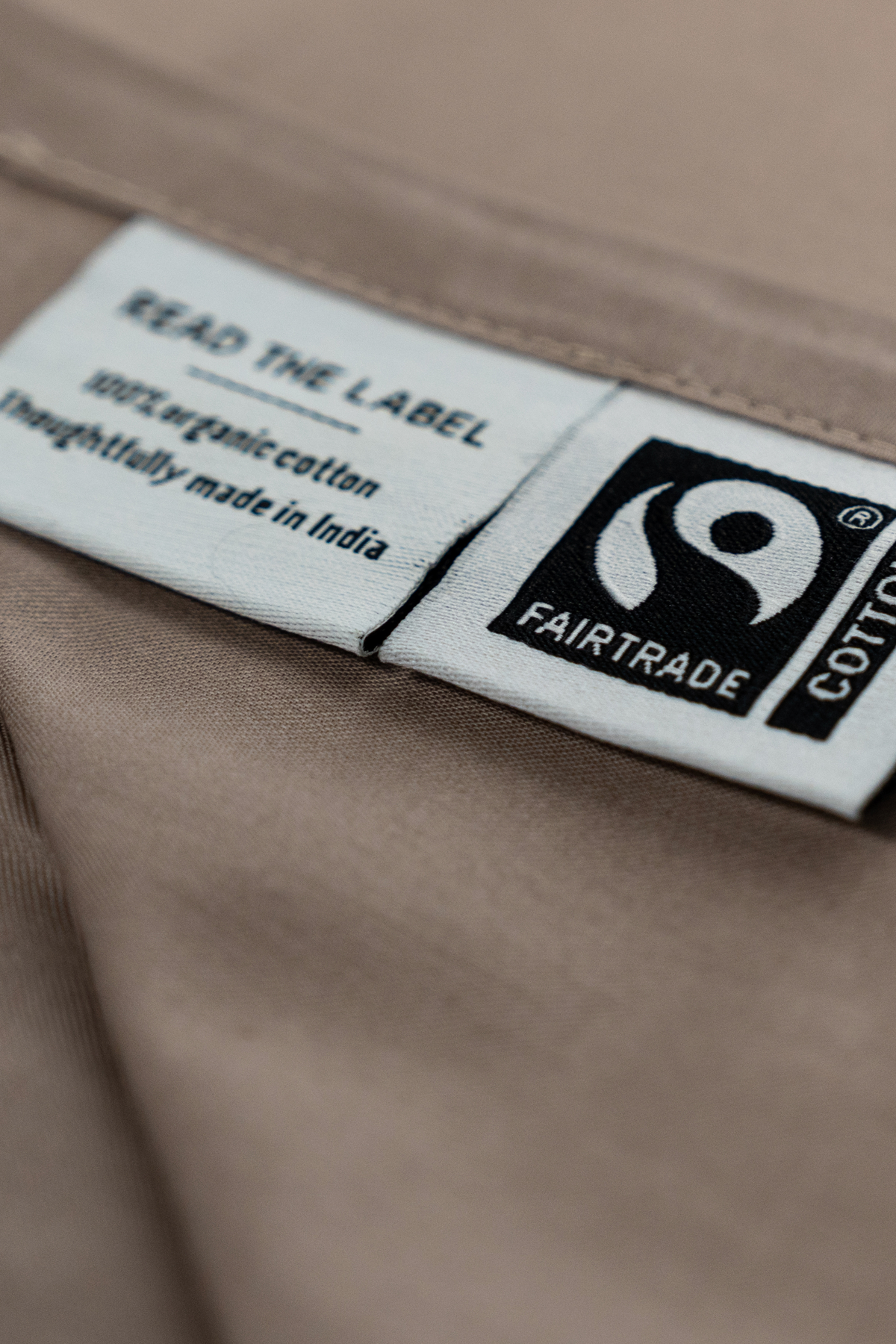 Sängkläder i taupe ekologisk bomullssatin – Read The Label