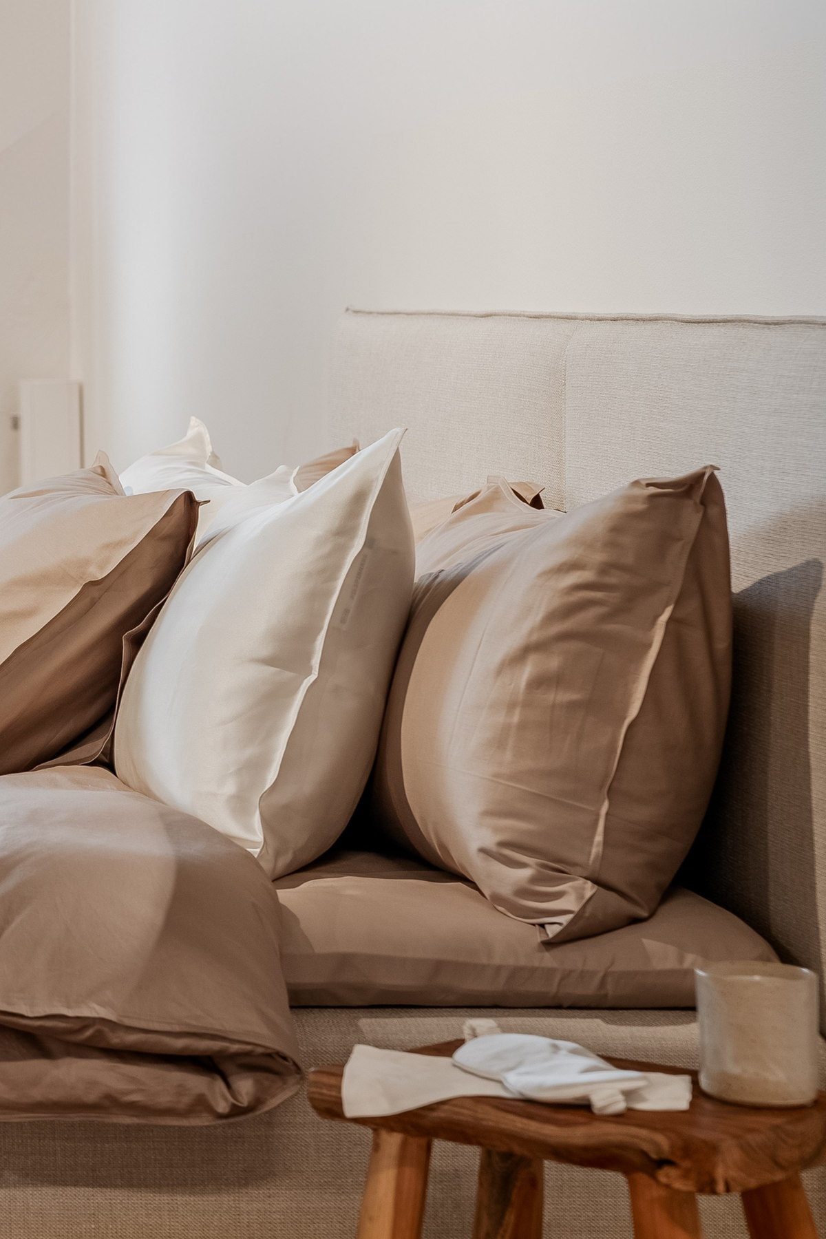 Sängkläder i taupe ekologisk bomullssatin – Read The Label